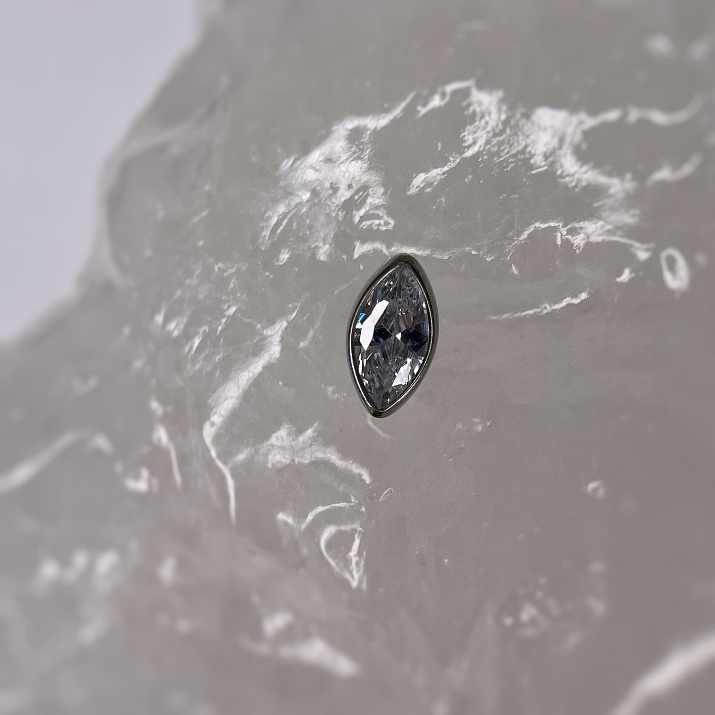 Occhio in titanio con zircone a taglio marquise