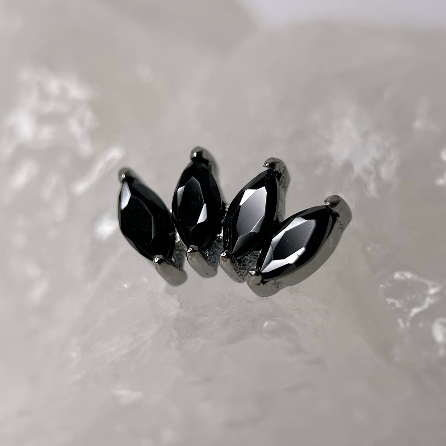 Cluster 4 pietre in titanio e cristallo cz Black taglio marquise