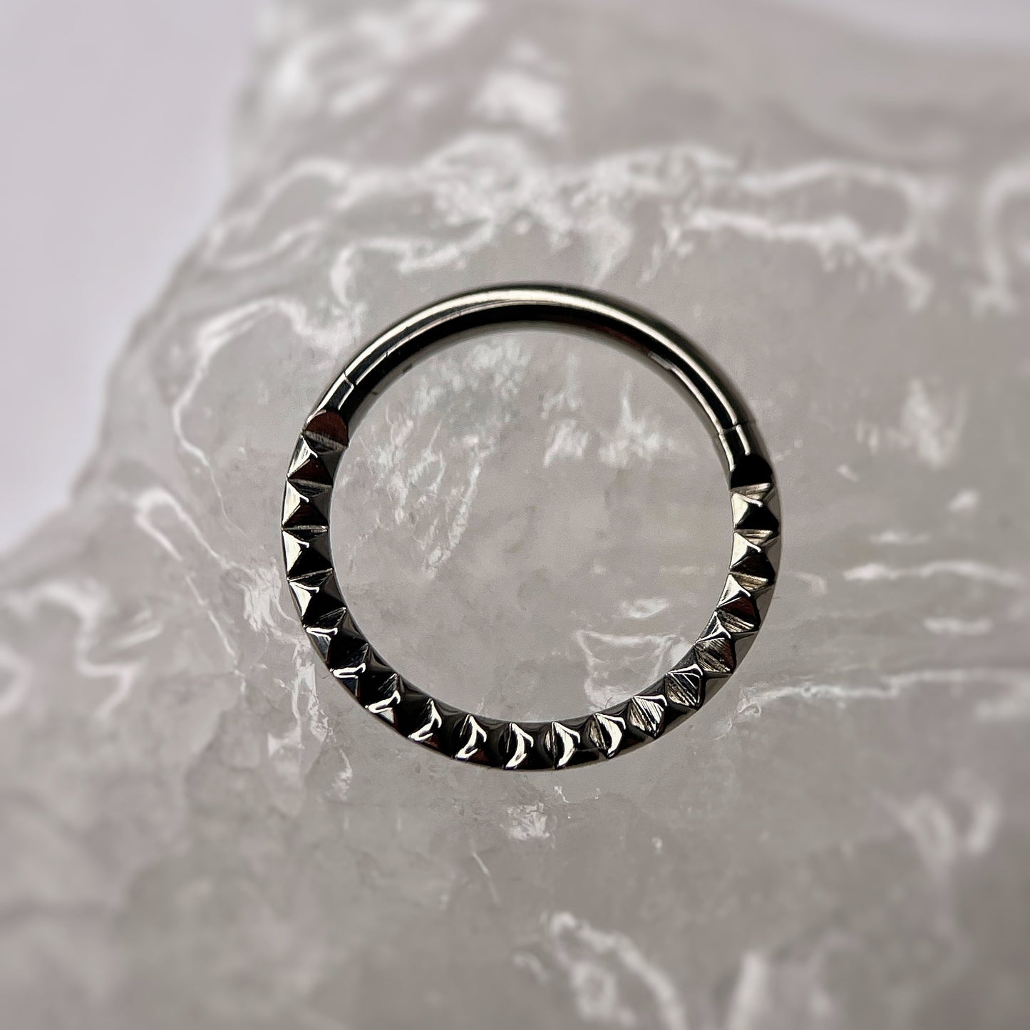 Anello Clicker Pyramides in Titanio 1.2x10mm
