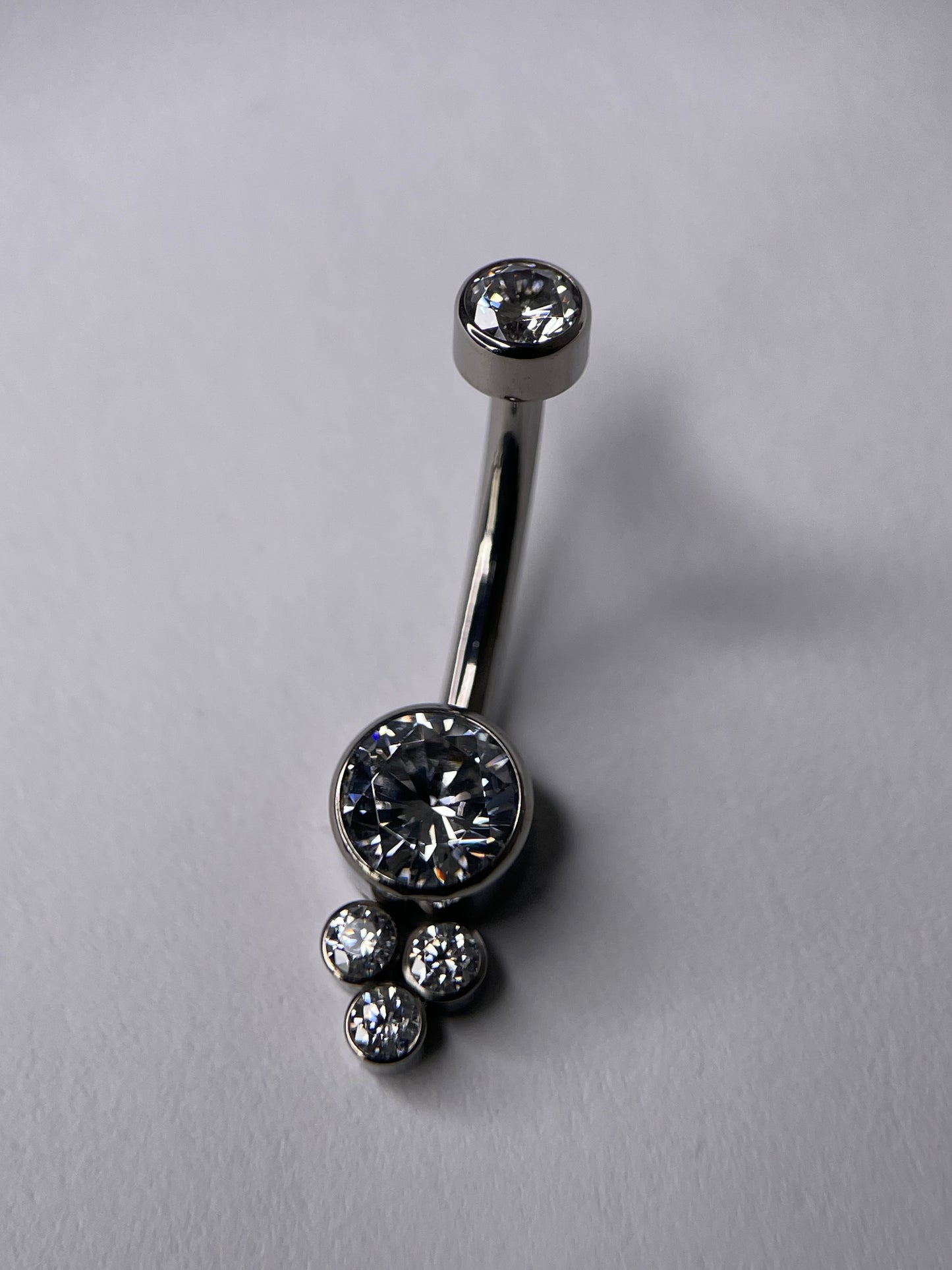 Banana in titanio con quadruplo zircone CZ