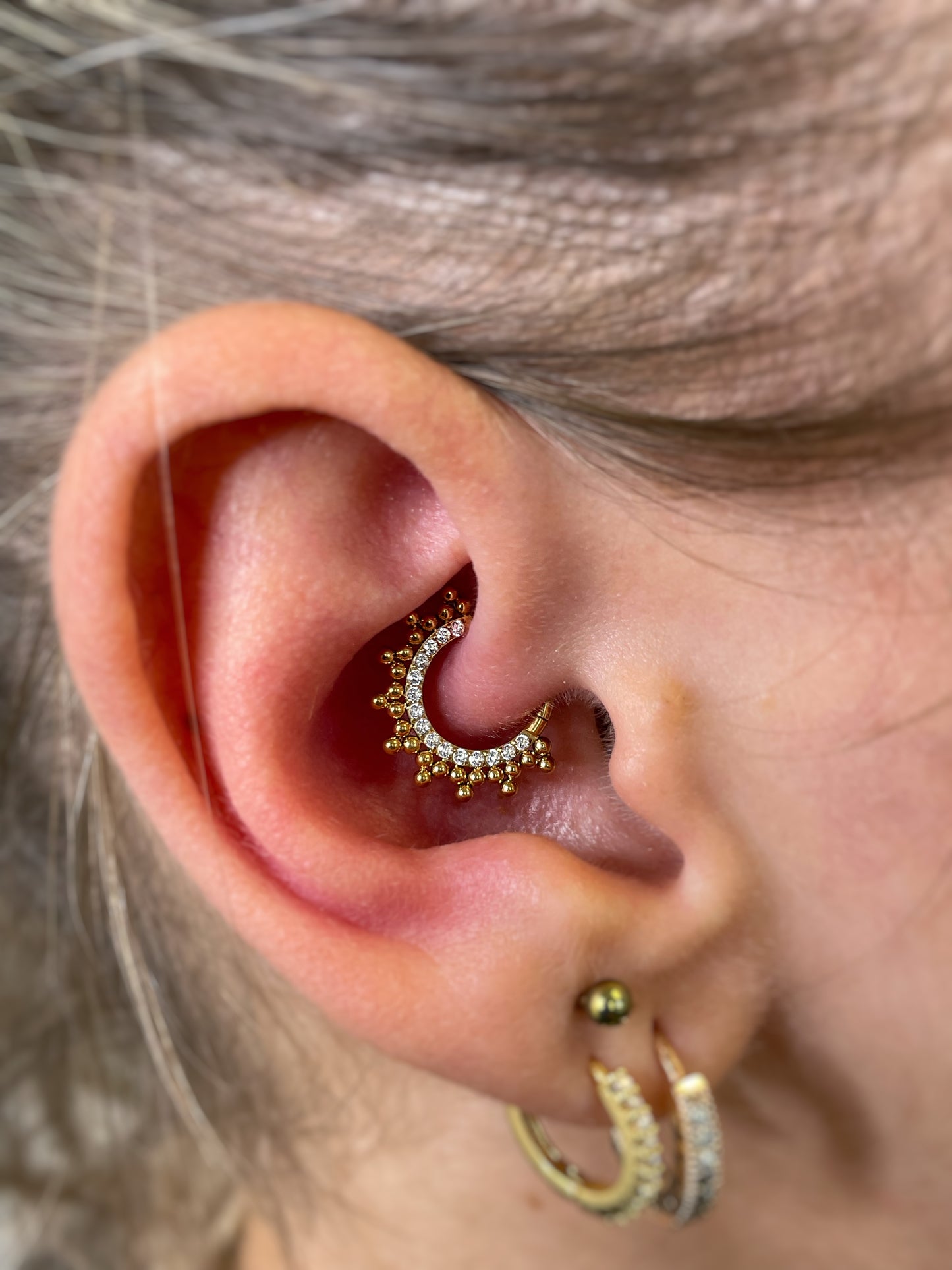 Anello Clicker in Titanio (Gold PVD) e zirconi CZ