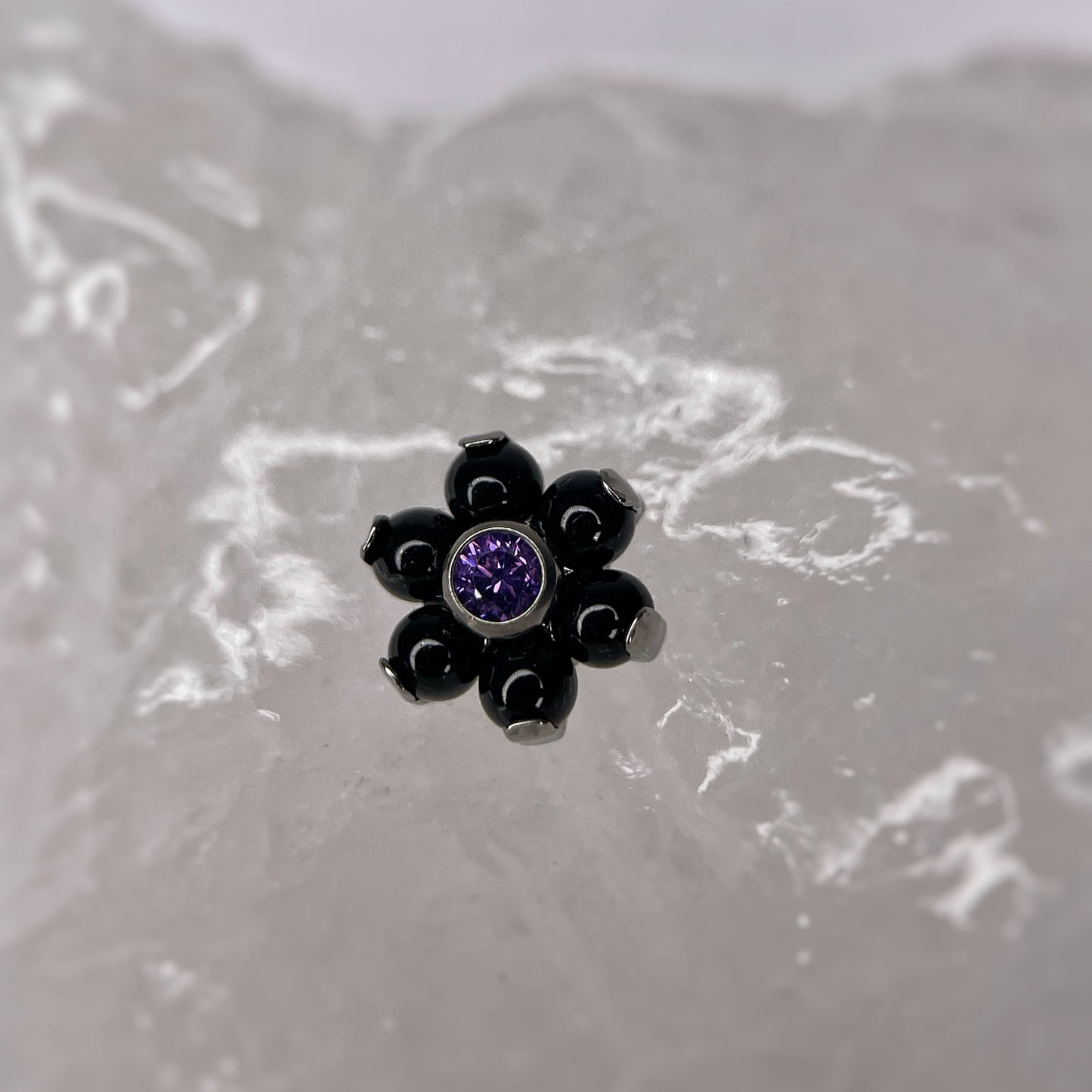 Fiore in titanio con petali onice e zircone CZ viola centrale