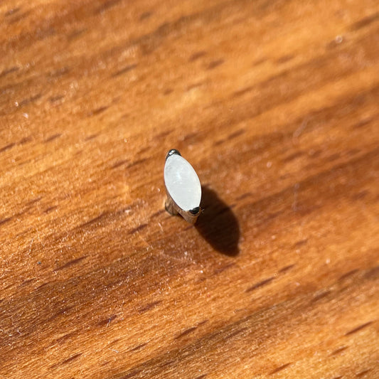 Giada bianca con base in titanio. ( Pietra naturale)
