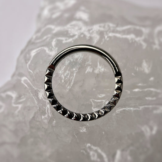 Anello Clicker Pyramides in Titanio 1.2x10mm