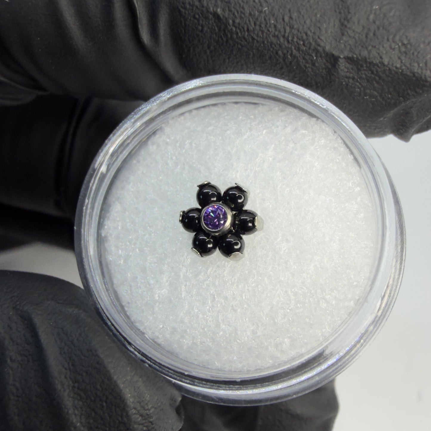 Fiore in titanio con petali onice e zircone CZ viola centrale