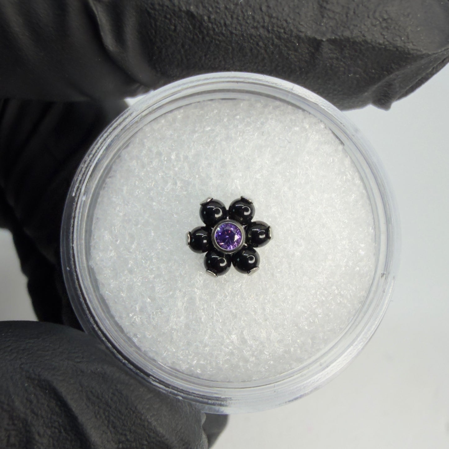 Fiore in titanio con petali onice e zircone CZ viola centrale